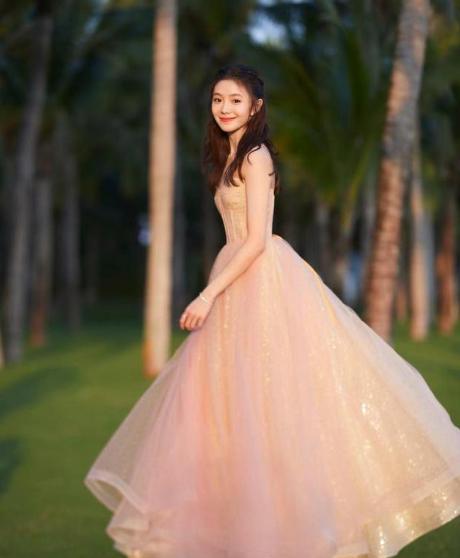 张子枫|9位00后小花近况大不同：张子枫忙着恋爱，其他8位怎样了？