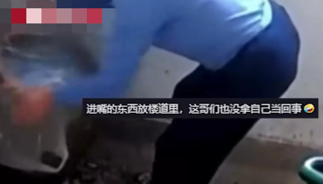 无语! ! 一男子掀开酸菜缸上的塑料直接撒了一泡尿,后又把塑料布恢复原状