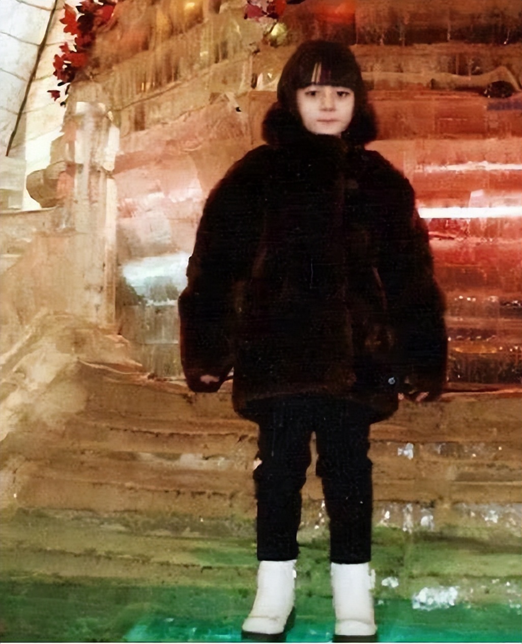 迪丽热巴|网友晒迪丽热巴09年毕业合照，皮肤白皙，清纯可人