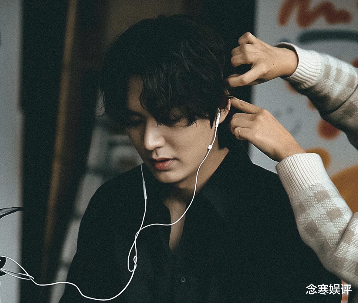 李敏镐|李敏镐晒出拍摄花絮照片，驼背是越来越明显，疑似拍戏时受伤所致