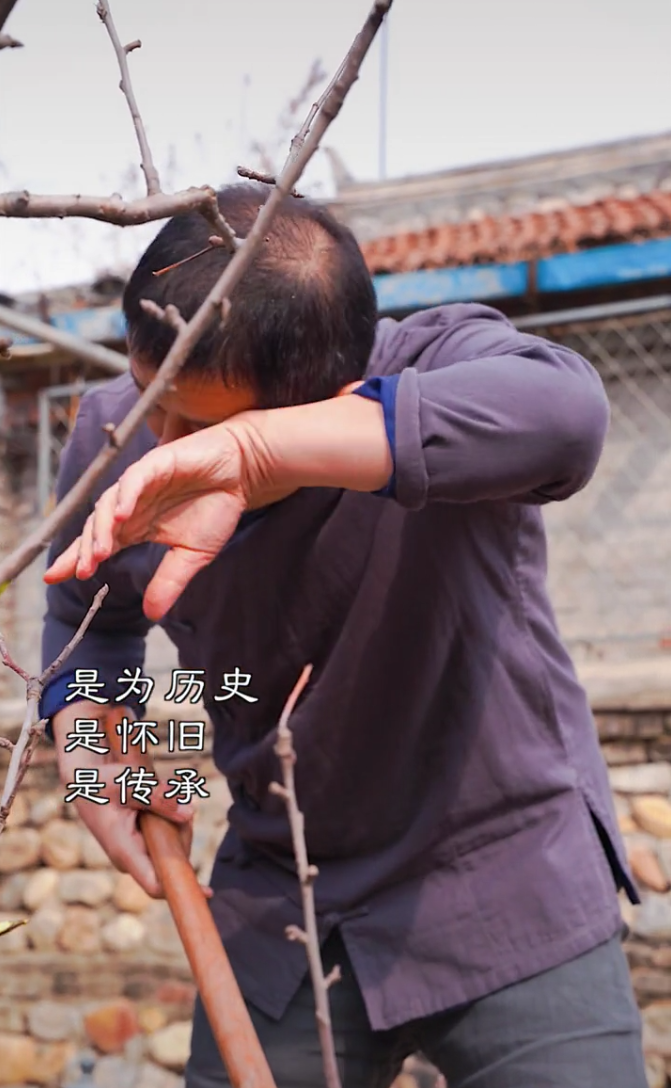 李亚鹏|李亚鹏清明节三叩首祭奠亡父，祖孙三代超像，还分享李嫣教育方式