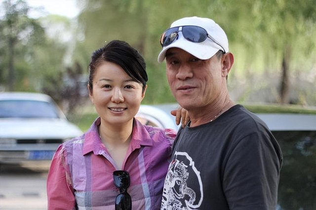 郑卫莉|郑卫莉前夫罕见露面！59岁身材发福头顶稀疏，离婚20年至今未娶