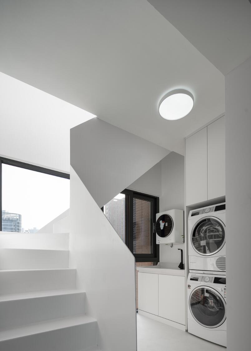 为了孩子,她直接在客厅设计一个“空中栈道”,一进门就被吸引