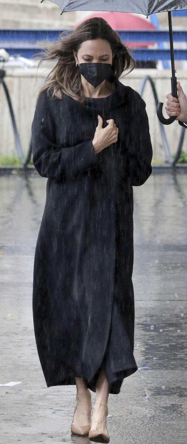 安吉丽娜·朱莉|46岁安吉丽娜朱莉罗马雨中行,手如骷髅指骨突出,印堂饱满发光