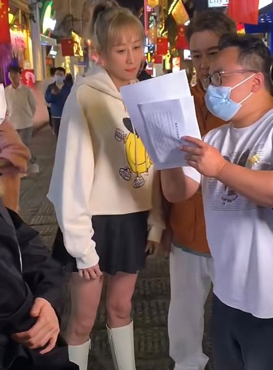 陈浩民|长沙:陈浩民大冷天录视频,蒋丽莎只穿小短裙,大腿冻得瑟瑟发抖