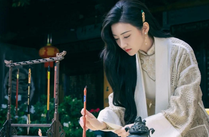 司藤|司藤：演白英这个角色演的不错呀，很有代入感