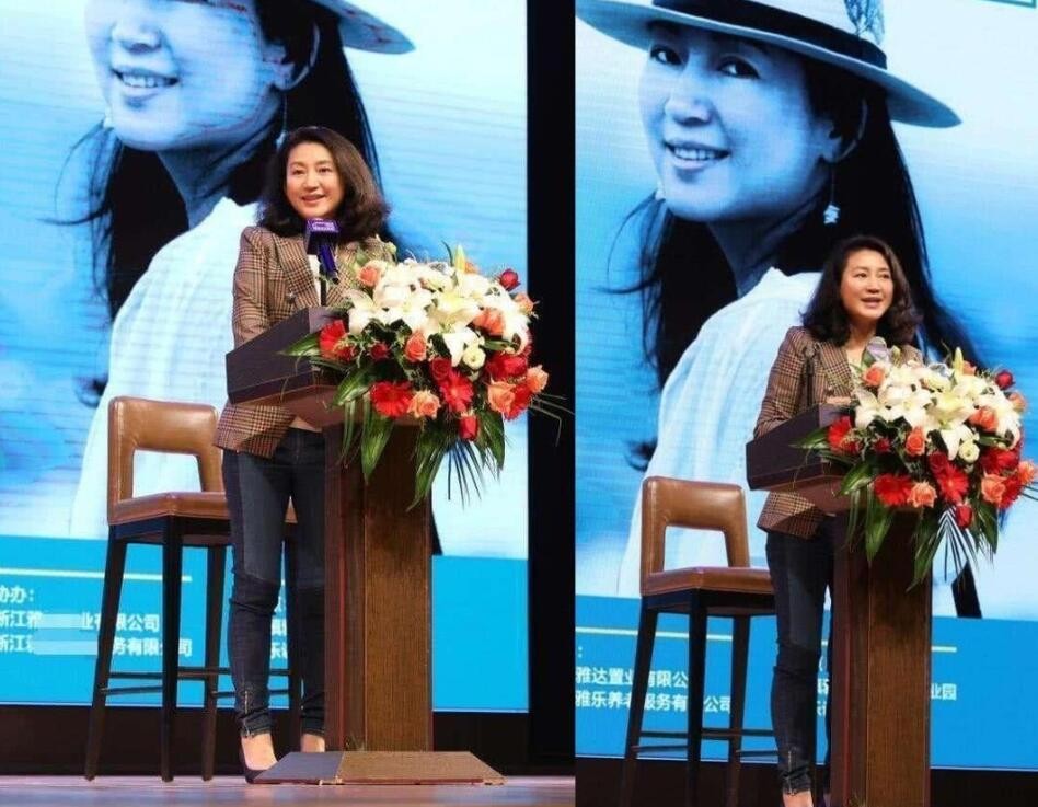 西装 王小丫也难逃中年发福！穿紧身裤小粗腿肉感足，满月脸真有旺夫相