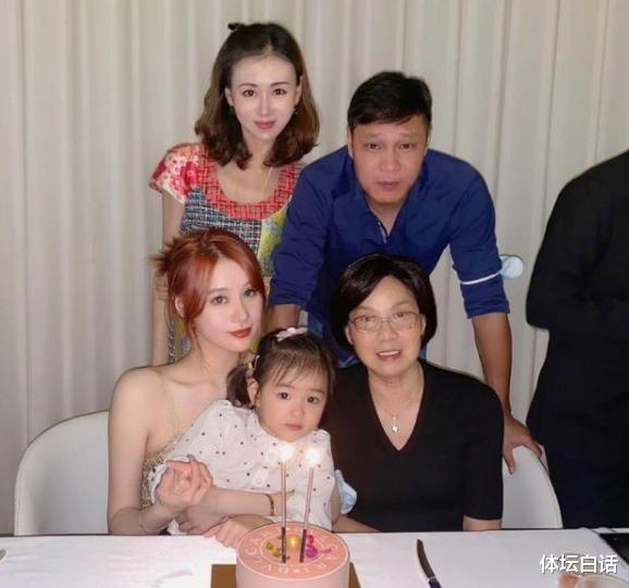 范志毅|范志毅英国女儿不怕冷！户外秀露背装，与大7岁土豪男友好事将近