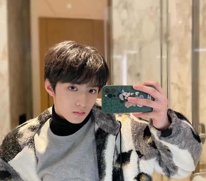 刘耀文|刘耀文被曝恋爱，手机屏保疑似韩国女爱豆海粼，男方粉丝发文澄清