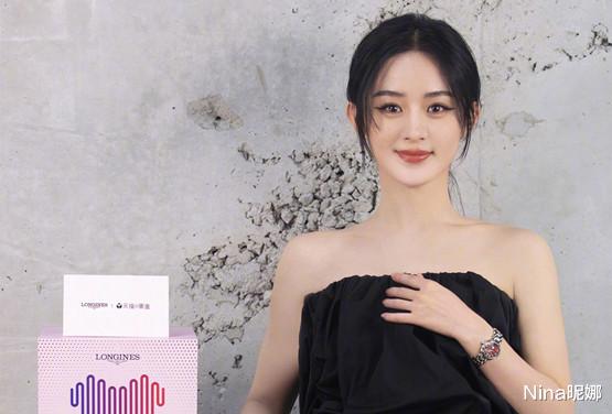 赵丽颖|赵丽颖长沙约会好友，穿男款T恤全程牵手闺蜜情谊浓，鼻尖美人极具特色