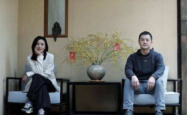 李亚鹏|51岁李亚鹏携娇妻外出！面色严肃耸肩抽烟，小19岁妻子若有所思