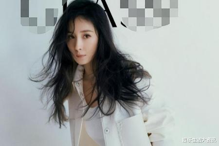 |杨幂最新近照曝光 高抬双脚半露香肩太性感