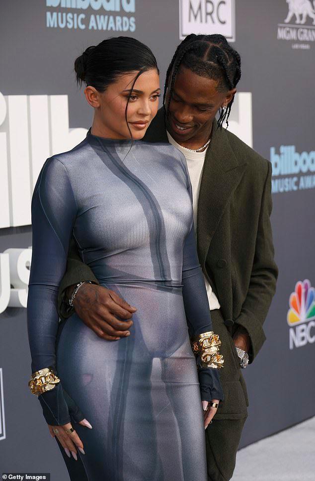 凯莉·詹娜|24岁凯莉詹娜久违亮相,女儿镜头前凹造型,已育两娃秀丰腴身姿