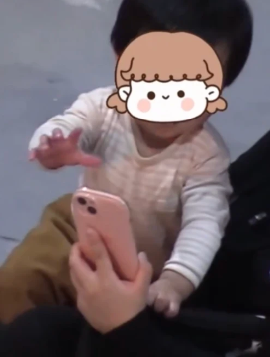 谢娜|张杰谢娜拍广告好甜蜜，仨女儿同时探班，跳跳俏俏乖巧小咘芽顽皮