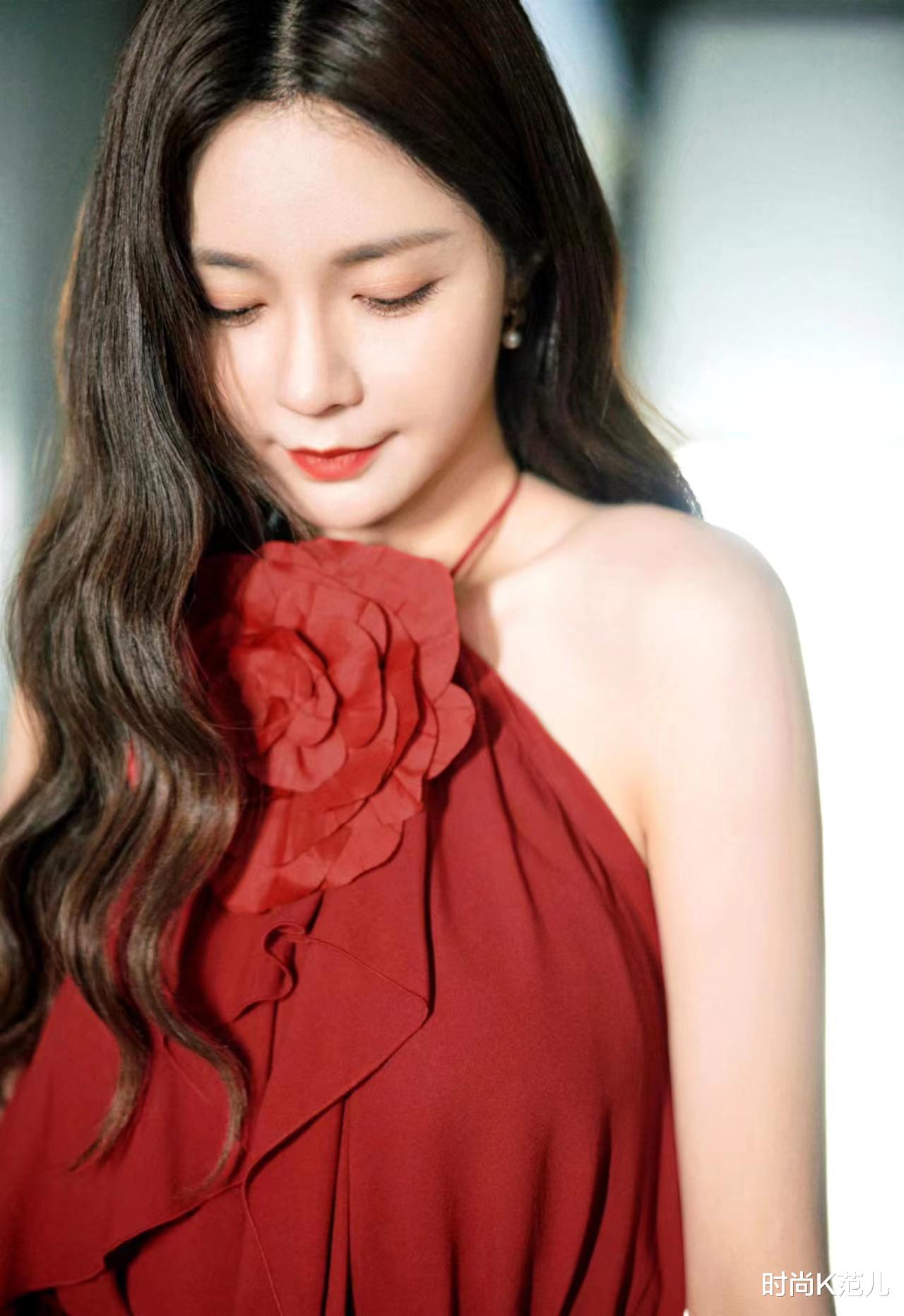 沈梦辰|沈梦辰节目穿搭,红色挂脖裙明艳动人,却被面前的大红花抢镜了