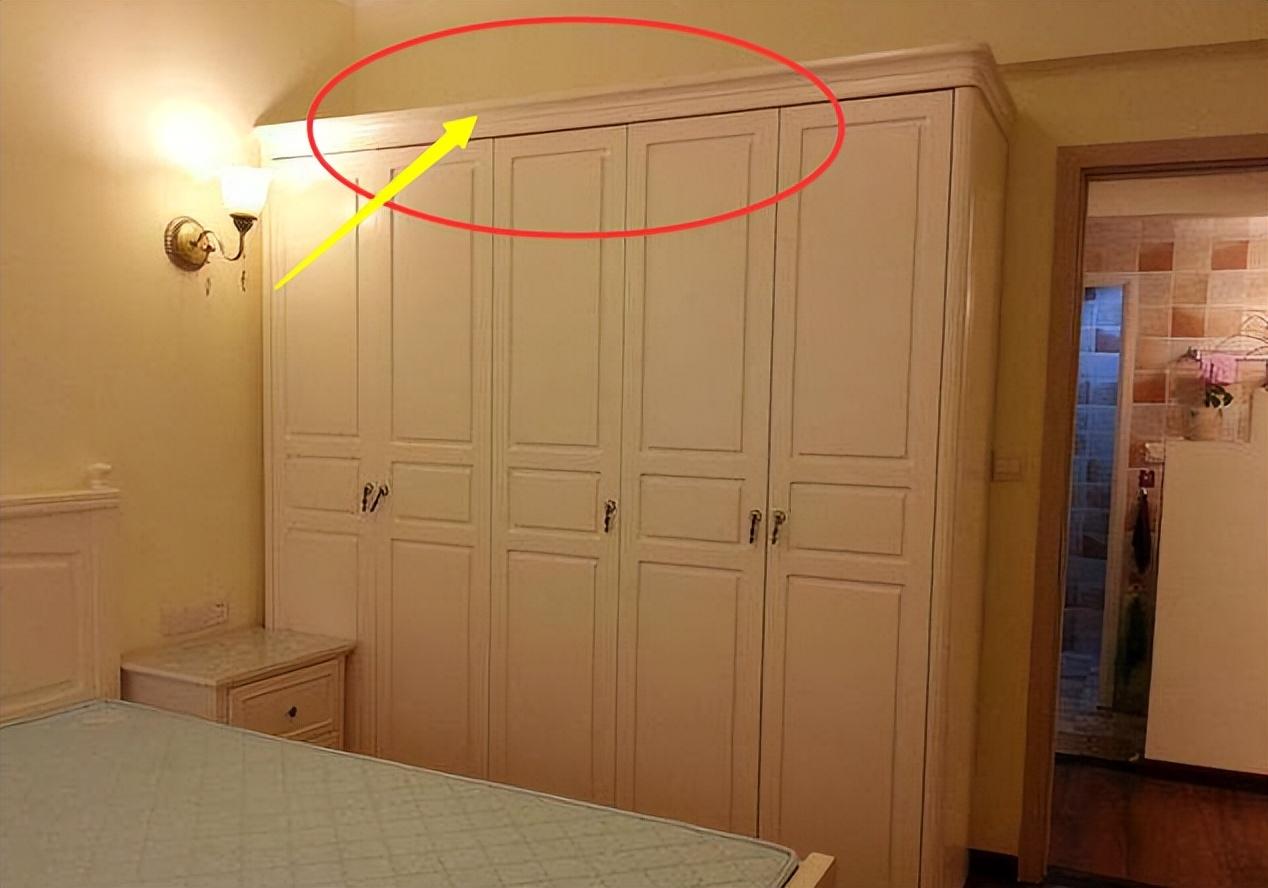 刚搬家就发现问题,柜子没有到顶空间不足,只怪自己一意孤行