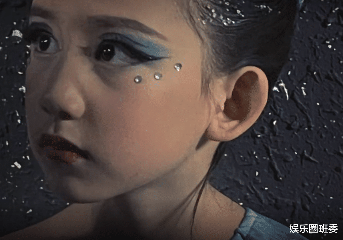 孙莉|孙莉二女儿参加舞蹈比赛,8岁多妹穿露肩礼服似蓝精灵,站C位仙气飘飘