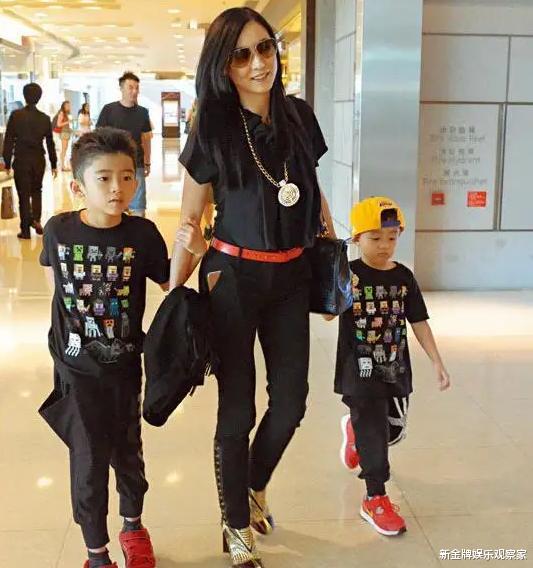 张柏芝|41岁张柏芝晒二儿子照片，12岁身高过妈妈肩膀，穿学生装似校草