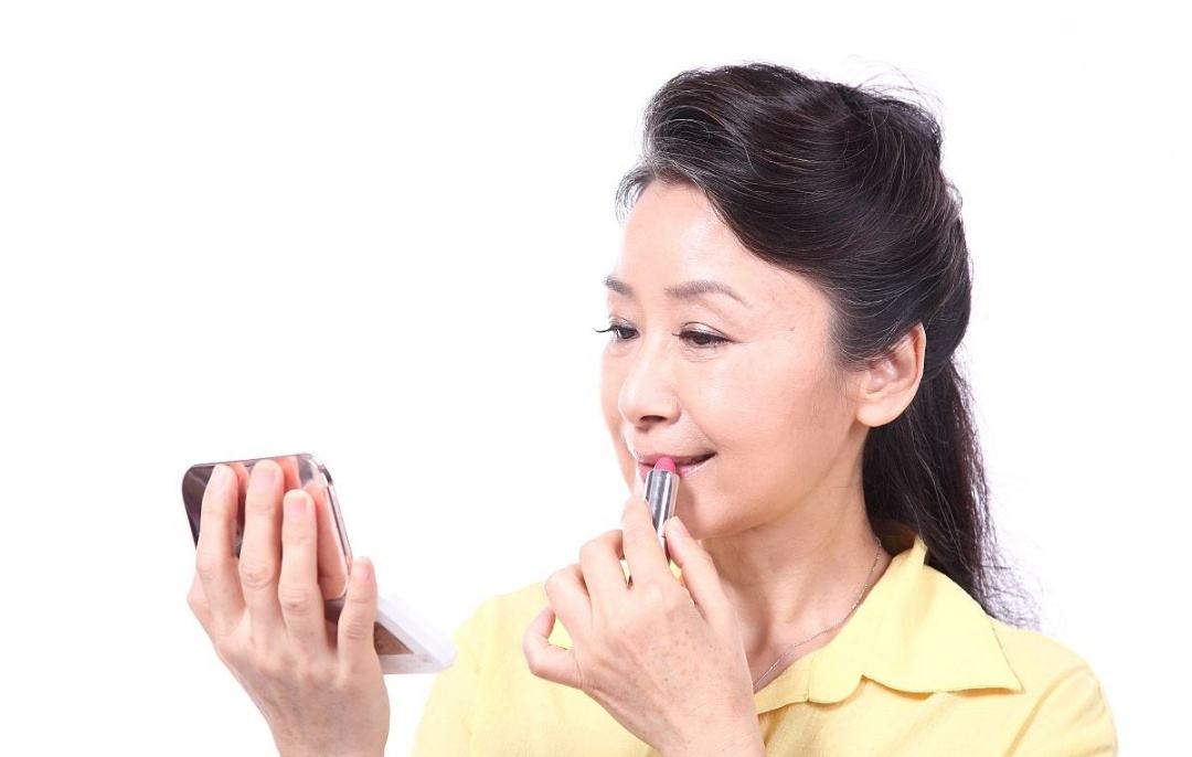 60岁的老年妇女，出门描眉抹口红，是什么心理？