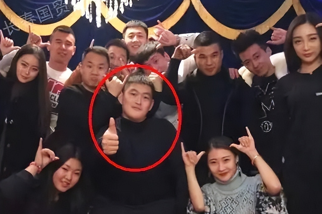 赵本山|赵本山儿子高调炫富惹人嫌：光靠我银行卡里的利息，就能过得比你们好