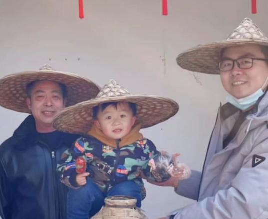 许敏|郭威罕见“发怒”,一家四口赴宴尽显温馨,网友:四人去,三人归