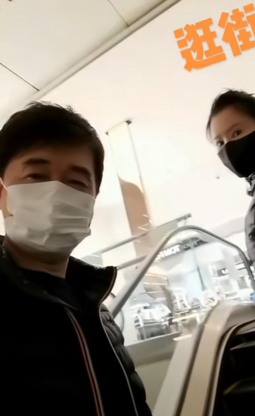 付笛生|付笛生夫妇逛商场，背双肩包穿着朴素似路人，坐店门口大口吃面条