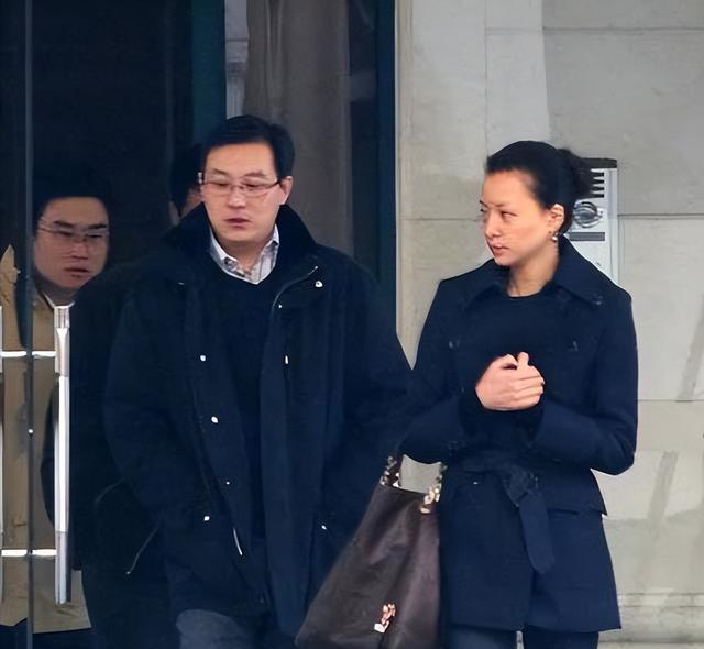 一公升的眼泪|老公失联半年，《朗读者》停更半年，董卿距上次露面已过去10个月