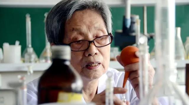 清华大学|清华老教授“跳广场舞”照片被流出，和普通人没两样，画面很和谐