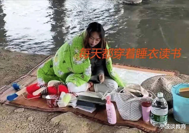 四川一女大学生“火”了：住在桥底，穿着睡衣读书，画面让人心酸