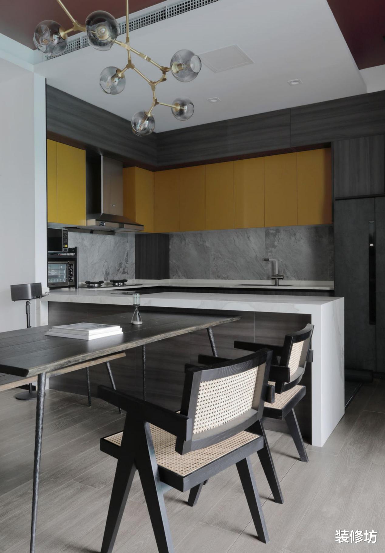 双环绕型设计,浴缸旁边还有超大玻璃窗,享受陪伴带来的美好