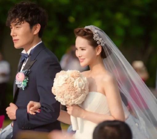 伊能静|伊能静回应婚变，双眼通红强忍泪水，网友发现3个疑点