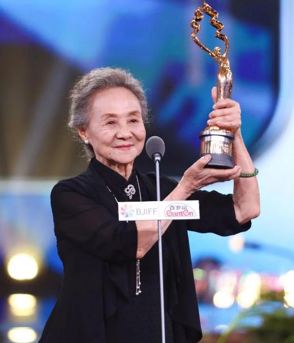 “整容美人”和“自然美人”，老后差距这么大？