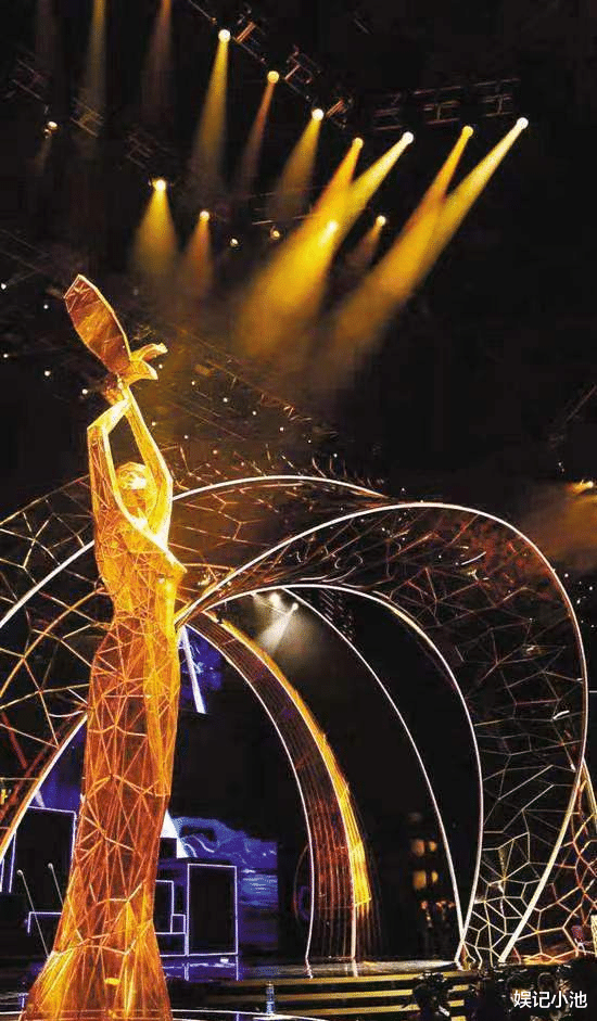 |一天5个瓜，婚内出轨、公布恋情，被爆停职，个个都是大瓜