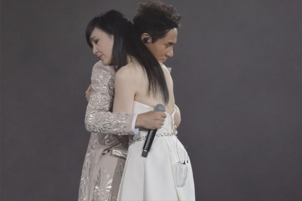 贵州|周慧敏动情拥抱黄凯芹,合唱一曲《情未了》,终究是情深缘浅