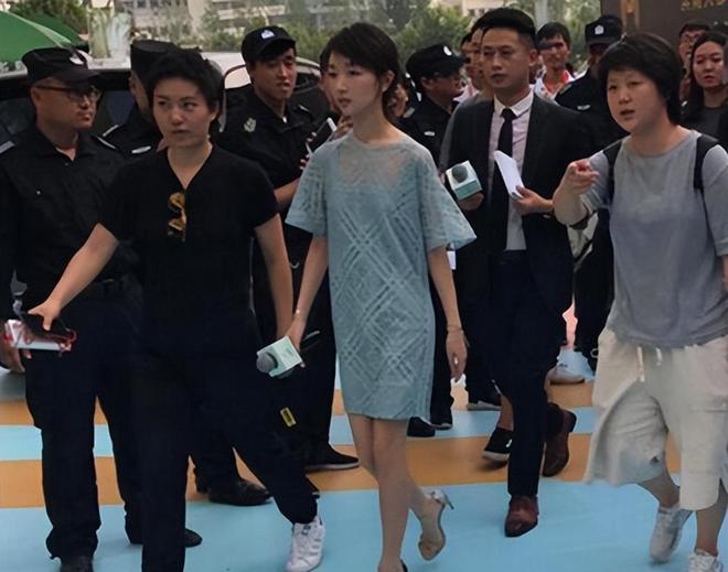 生图|假臀部、痘痘脸、赘肉！生图里的“女神”，都因“照骗”翻车