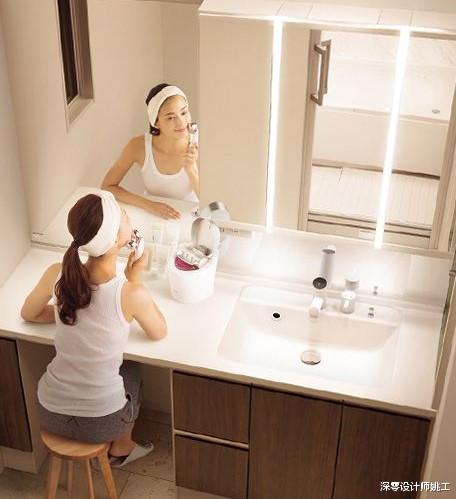 真心想要梳妆台的,不妨考虑家里这4处,卧室里连着衣柜超省空间