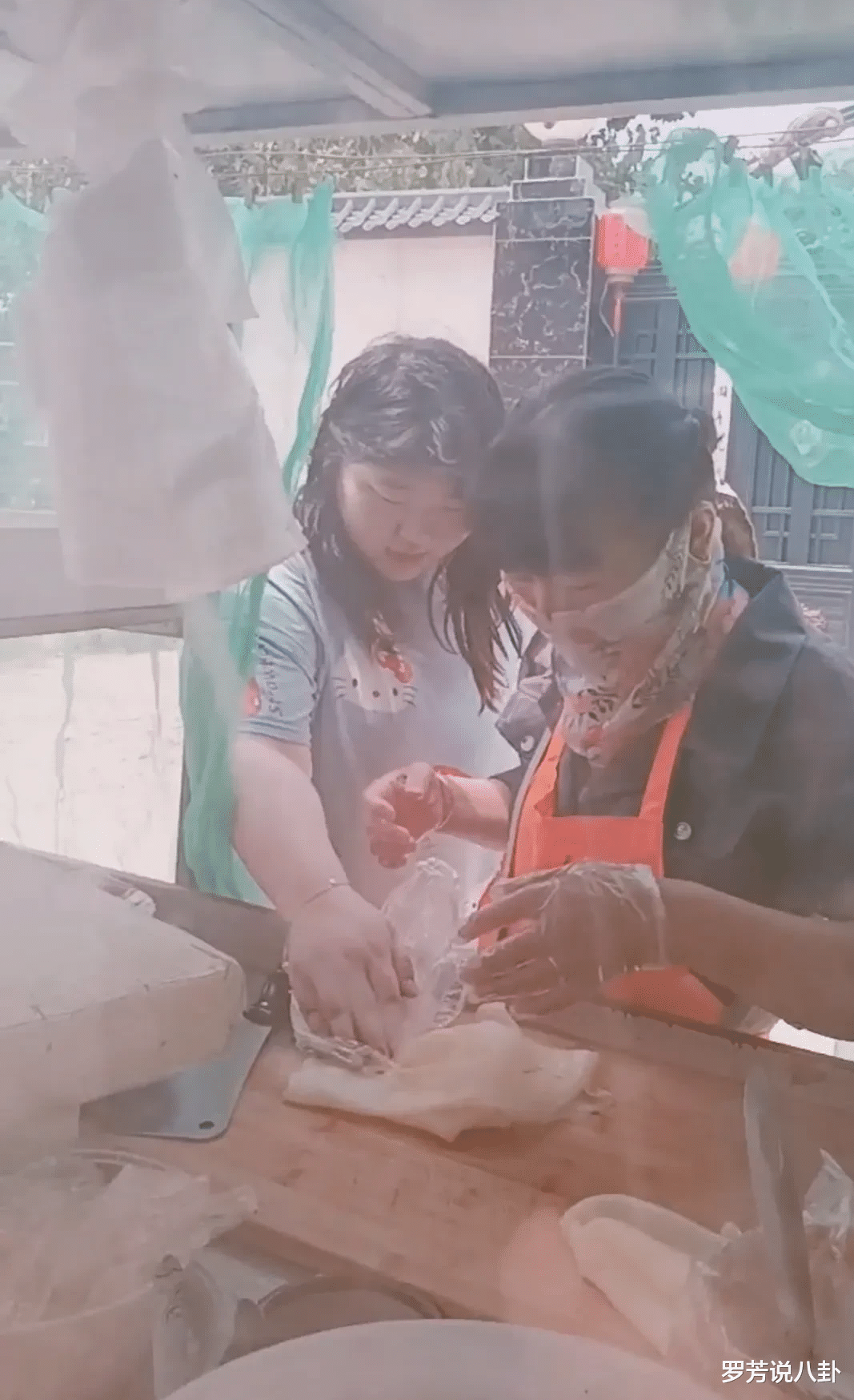 化妆 大衣哥女儿朱小梅现身凉皮摊,这是自打小梅减肥后首次正面露脸