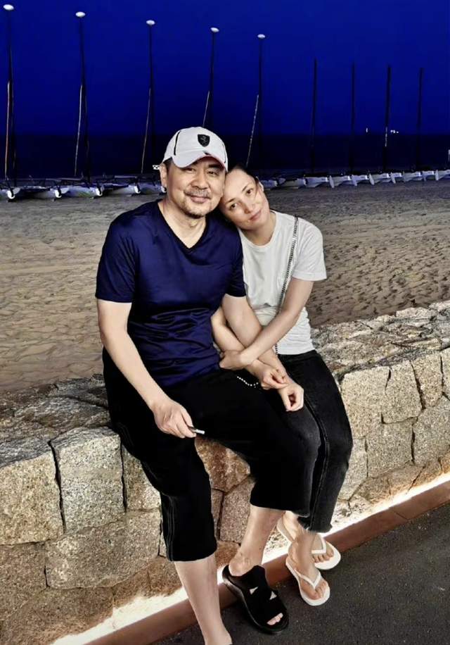 蒋勤勤|陈建斌为爱妻庆生，47岁蒋勤勤素颜认不出，高龄产二胎后遗症明显