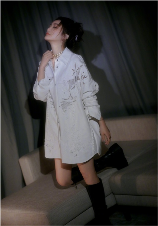 阿娇|阿娇阿sa同框比美！阿娇穿西装变身女总裁，却没有阿sa甜美