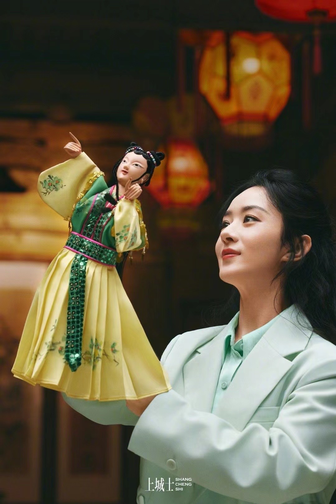 赵丽颖|赵丽颖最新开年刊!穿红衣“簪花围”大变样,比春晚造型还要美