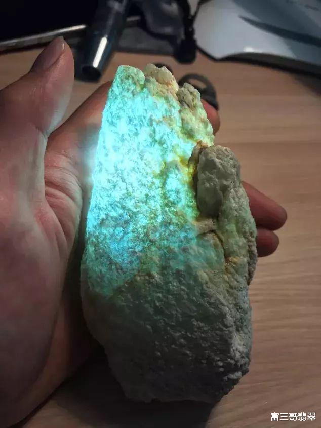 翡翠|玉赏 ▏看似普通的翡翠原石，一举拿下百花奖金奖