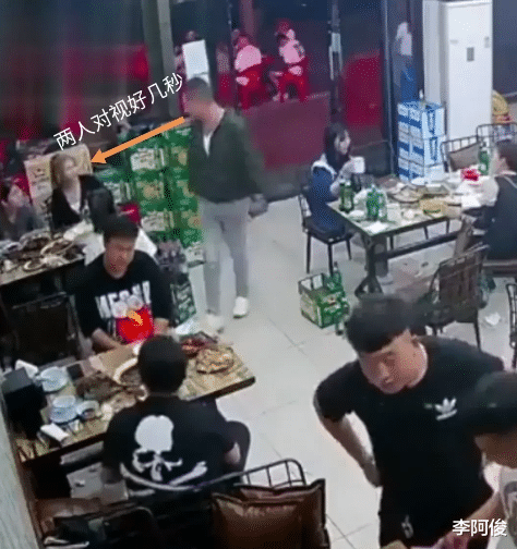 “陈继志绝对看上黑衣女子了”,有网友说,反复看视频还真有可能
