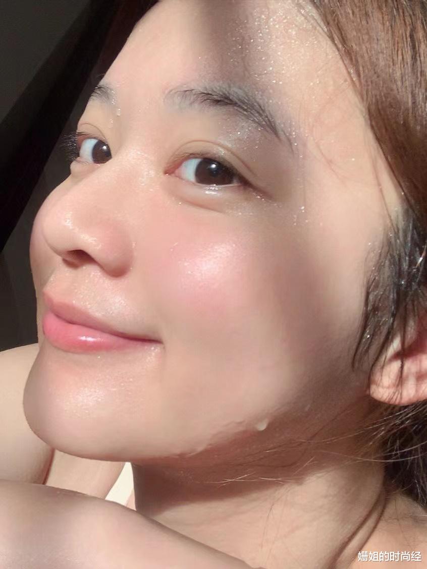 眼霜 50岁的女人，护肤建议多涂2霜1精华，润白皮肤，用和不用差距大