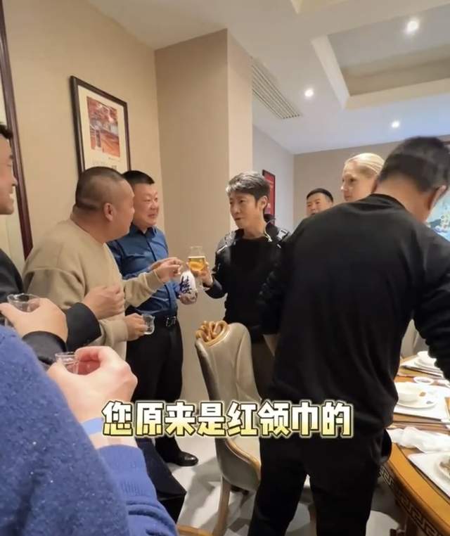 李白|撒贝宁带娇妻回武汉参加酒局！李白举酒杯尬笑不合群，大长腿抢镜