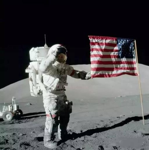 美国50年前登陆月球或是谎言,插在月球上的旗帜为何迎风飘扬?
