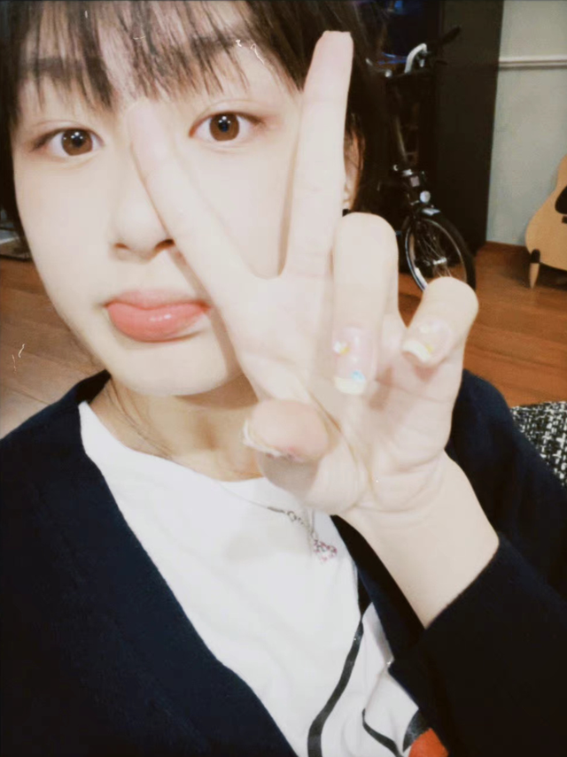 郑秀妍|吴启华女儿晒合影！13岁吴熙儿高颜值太像爸，与妈妈豪横日常曝光