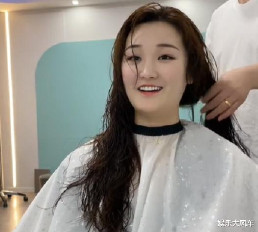 发型 朱小伟再订婚重新开始,陈亚男换波浪发型引注意,网友:大饼脸