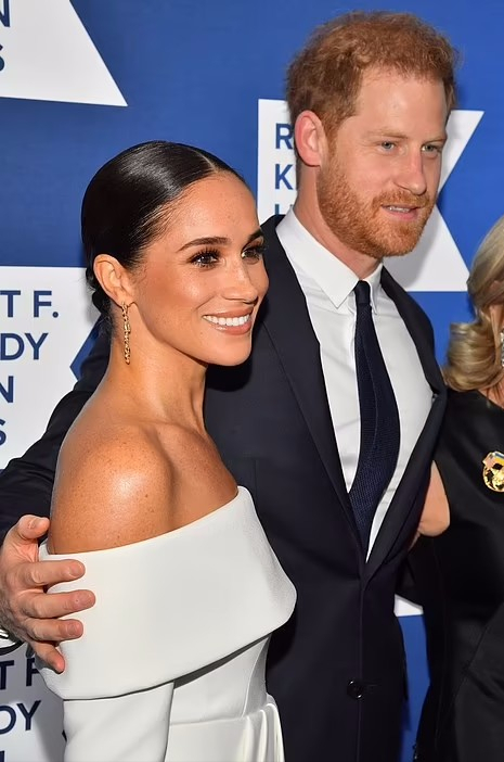 颁奖礼|梅根终于放大招!穿露肩白裙闪耀颁奖礼好惊艳,却被吐槽模仿凯特