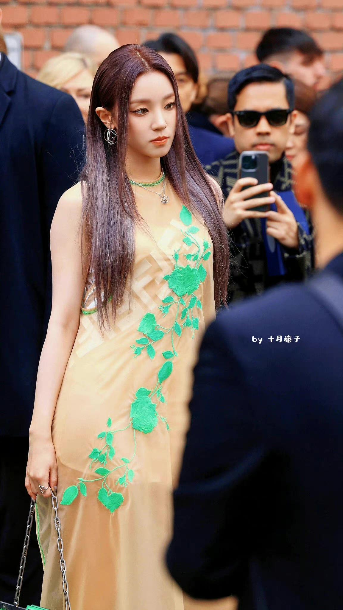 宋雨琦|宋慧乔时装周刘海造型太显老，同场的程潇跟宋雨琦也穿得好奇怪