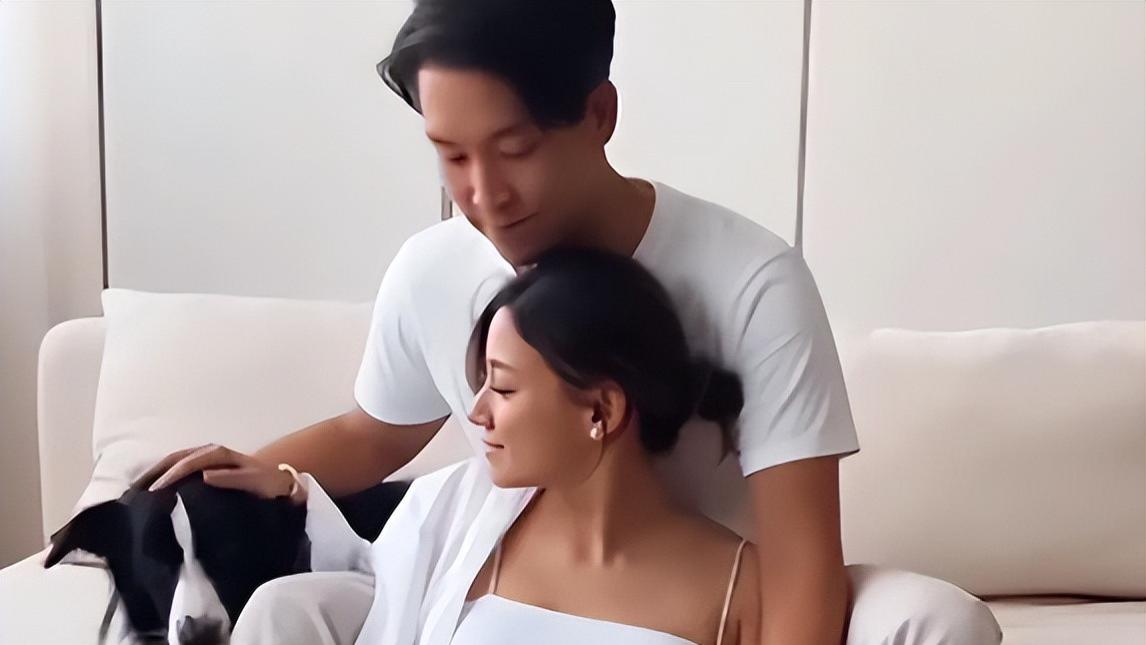 港媒爆罗康瑞儿媳或已产子，朱玲玲身份尴尬，只能做名义上的奶奶